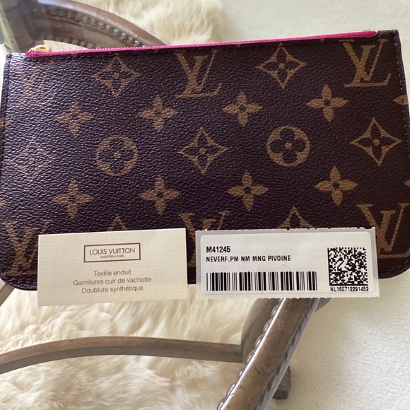 NWT- never used Louis Vuitton Monogram Neverfull Pochette - Picture 7 of 7